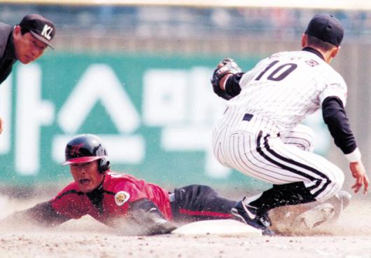 상대에게 공포의 대상이었던 해태 시절의 이종범(가운데). 한국일보 자료사진