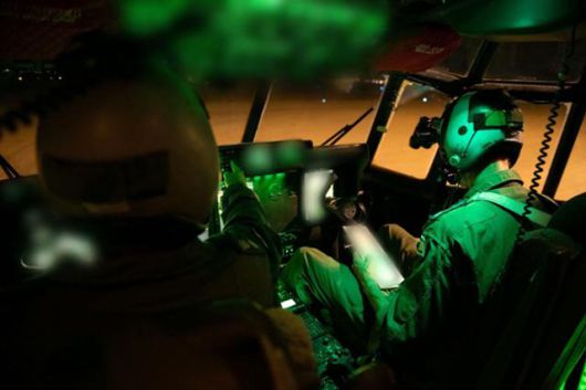 이스라엘 군인들이 가자지구를 비행하며 구호물품을 공중에서 투하하고 있는 모습을 촬영한 사진이 27일 공개됐다. 이스라엘 국방부 제공. AFP 연합뉴스