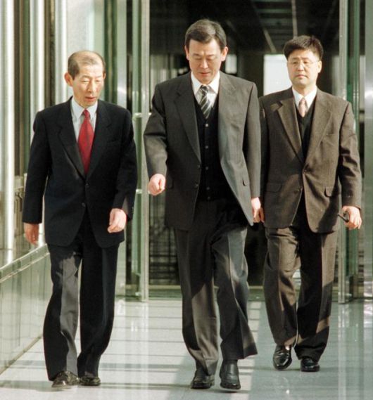 1999년 12월 17일 박순용(가운데) 당시 검찰총장이 서울 서초구 대검찰청 청사에서 신승남(왼쪽) 대검 차장검사와 함께 구내식당으로 향하고 있다. 박 전 총장은 서울지검장 시절, 이른바 '총풍 사건'(1997년 12월 발생) 수사를 지휘했던 인물이다. 한국일보 자료사진