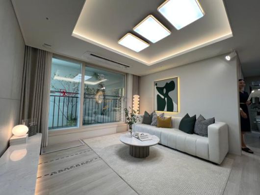 이번에 견본주택이 공개된 주택은 공간을 고려하면 사실상 발코니 확장이 불가피한 구조로 설계됐다는 평가가 많았다. 거실 바닥에 확장 전 발코니 경계가 표시됐다. 김민호 기자