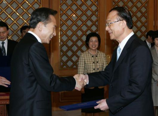 2008년 3월 26일 이명박(앞줄 왼쪽) 당시 대통령이 청와대에서 최시중(오른쪽) 방송통신위원장에게 임명장을 수여하며 악수하고 있다. 한국일보 자료사진