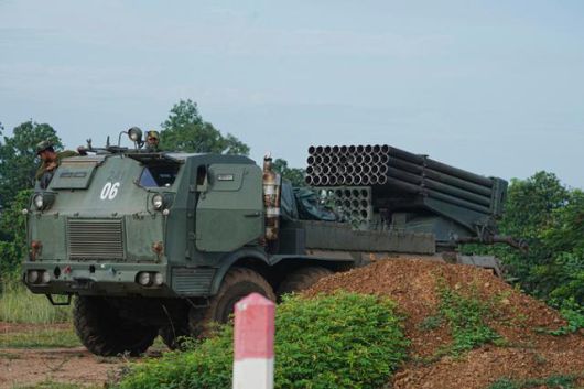 25일 캄보디아 오다르메안체이주에서 캄보디아군이 로켓발사대를 싣고 이동하고 있다. 오다르메안체이=AP 연합뉴스