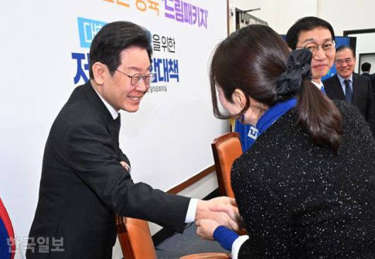 2024년 1월 18일 이재명(맨 왼쪽) 당시 더불어민주당 대표가 국회에서 열린 '대한민국 생존을 위한 저출생 종합대책 발표' 행사에 앞서 강선우(왼쪽 두 번째) 당시 민주당 대변인과 악수하고 있다. 고영권 기자