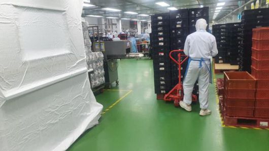 2022년 경기 평택시 SPL(SPC그룹 계열사) 빵 공장에서 노동자가 소스 혼합기에 빨려 들어가 사망한 사고가 발생했다. 사망한 노동자는 야간 시간에 일을 했다. 사진은 사고 다음 날 노동자가 빨려 들어갔던 기계(왼쪽)만 흰색 천으로 가린 뒤 동료 노동자들이 빵을 생산하는 모습. 민주노총 화섬식품노조 제공