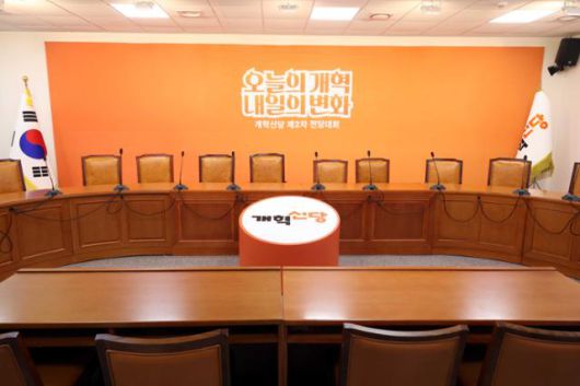 김건희 특검이 이준석 개혁신당 대표 의원실 및 자택에 대한 압수수색에 나선 28일 서울 여의도 국회 개혁신당 회의실에서 개최될 예정이었던 최고위원회가 긴급 취소되어 빈자리가 보이고 있다. 뉴시스