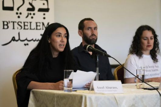 이스라엘 인권단체들이 28일 가자지구 전쟁을 집단학살로 규정한 '우리의 집단학살' 보고서를 발표하며 이스라엘 정부를 규탄하는 기자회견을 개최하고 있다. 예루살렘=AP 연합뉴스