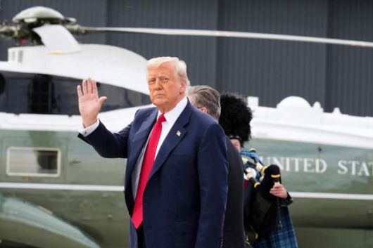 도널드 트럼프 미국 대통령이 28일 스코틀랜드 애버딘으로 향하는 마린 원(미 대통령 전용 헬리콥터)에 타기 위해 영국 왕립 공군 로시머스 비행장에 도착해 인사하고 있다. 로시머스=AP 연합뉴스