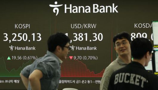 30일 오전 서울 중구 하나은행 딜링룸에서 직원들이 대화를 나누고 있다. 이재명 정부 출범 후 상법 개정 등에 힘입어 상승세가 이어졌던 증시는 최근 배당소득분리과세 논란과 증권거래세 인상, 주식 양도소득세 과세 대주주 기준을 50억 원에서 10억 원으로 강화하는 세제 개편안 등의 영향으로 조정을 겪었다. 뉴스1