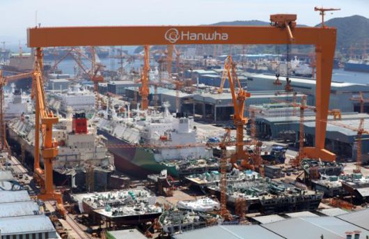 대미 수출 관세 인하와 조선업 투자를 골자로 한 한미 무역 협상이 타결된 31일 경남 거제시 아주동 한화오션 거제사업장에 대형 크레인이 보이고 있다. 뉴스1