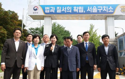 전현희(앞줄 왼쪽 세 번째) '3대특검(내란·김건희·순직해병) 종합대응 특별위원장이 31일 윤석열 전 대통령이 수감된 경기 의왕시 서울구치소 앞에서 김현우 서울구치소장과 면담 전 브리핑하고 있다. 국회사진기자단