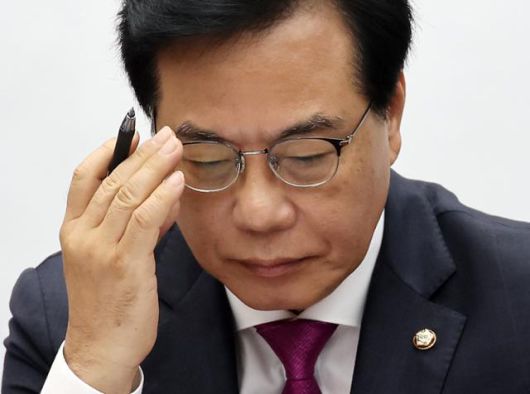 송언석 국민의힘 비상대책위원장 겸 원내대표가 1일 서울 여의도 국회에서 열린 원내대책회의에서 안경을 고쳐 쓰고 있다. 뉴시스