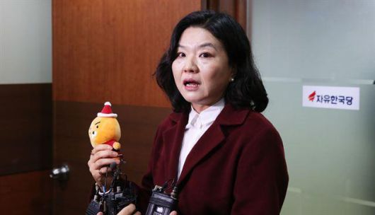 류여해 전 자유한국당(현 국민의힘) 최고위원이 2017년 12월 서울 여의도 중앙당사에서 열린 비공개 최고위원회의에 참석하려다 거부당한 뒤 취재진 질문에 답하고 있다. 한국일보 자료사진