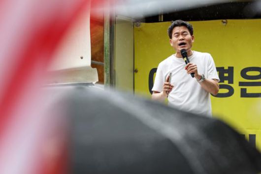 전직 한국사 강사 전한길씨가 지난달 18일 서울 서초구 서울중앙지방법원 앞에서 신자유연대 등 보수 단체가 개최한 집회에 참석해 윤석열 전 대통령의 석방을 촉구하고 있다. 뉴스1