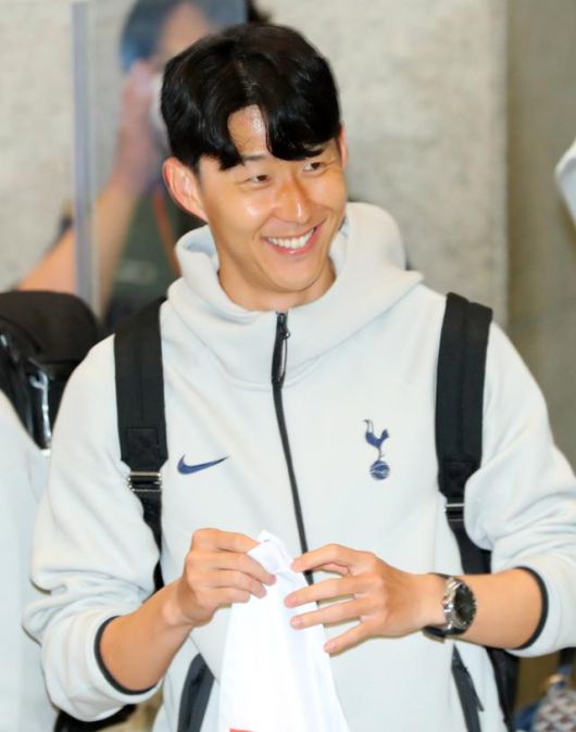 손흥민이 1일 오후 인천국제공항 제1터미널을 통해 입국해 팬들에게 인사를 하고 있다. 토트넘은 오는 3일 오후 8시 서울 월드컵경기장에서 뉴캐슬 유나이티드와 친선전을 치른다. 뉴시스