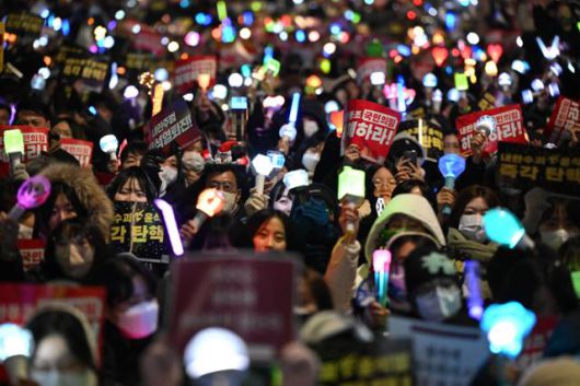 지난해 12월 11일, 윤석열 당시 대통령 탄핵소추안 통과를 촉구하는 시민들이 서울 여의도 국회 앞에서 K팝 아이돌의 '응원봉'을 들고 시위에 참여하고 있다. 한국일보 자료사진