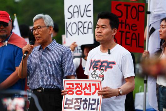 전직 한국사 강사 전한길씨가 지난 5월 경기도 과천 중앙선거관리위원회 청사 앞에서 공정선거 보장을 촉구하는 보수단체 집회에 참가하고 있다.