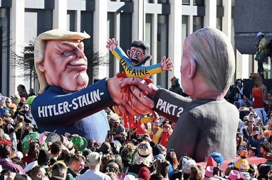 3월 독일 뒤셀도르프에서 열린 카니발에 도널드 트럼프(왼쪽) 미국 대통령과 블라디미르 푸틴 러시아 대통령이 손을 잡으며 볼로디미르 젤렌스키 우크라이나 대통령을 압살하는 모형이 등장했다. 뒤셀도르프= AFP 뉴시스