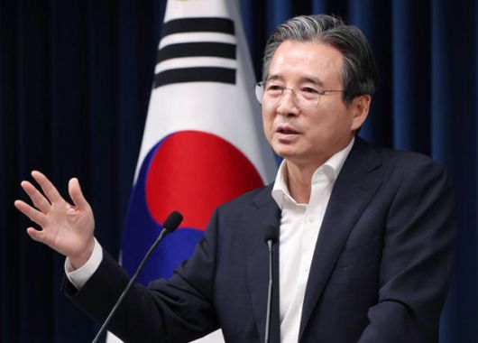 김용범 대통령실 정책실장이 31일 서울 용산 대통령실 청사에서 한미 관세 협상 타결 관련 브리핑 뒤 취재진의 질문에 답하고 있다. 왕태석 선임기자