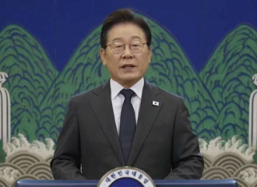 이재명 대통령이 2일 경기 고양시 킨텍스에서 열린 더불어민주당 전국당원대회에서 영상 축사를 통해 인사말을 하고 있다. 생중계 영상 캡처