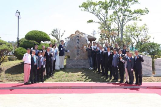 전남 신안군이 2019년 하의도에서 '천사상 미술관' 개관식을 열고 있다. 개관식에는 최씨도 참석했다. 표지석에는 최씨의 이력도 담겨 있었지만, 논란이 일자 신안군은 해당 표지석을 철거했다. 한국일보 자료사진