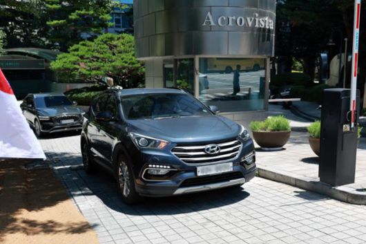 해병대 채모 상병 순직 사건 관련 의혹을 수사하는 이명현 특별검사팀이 지난달 11일 윤석열 전 대통령의 사저 서울 서초구 아크로비스타를 압수수색하고 차량에 탑승해 이동하고 있다. 연합뉴스