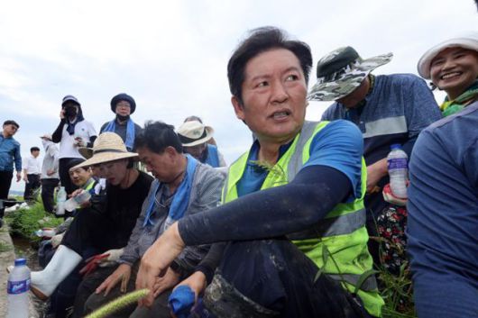 정청래(오른쪽 세 번째) 신임 더불어민주당 대표가 3일 전남 나주시 노안면 오이농가를 찾아 수해복구 작업 뒤 휴식을 취하고 있다. 나주=연합뉴스