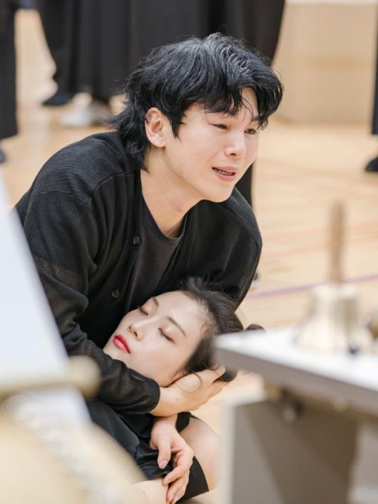 지난달 30일 국립극장 연습실에서 열린 판소리 시어터 '심청' 리허설에서 심봉사 역을 맡은 김준수가 주요 장면을 시연하고 있다. 국립극장 제공