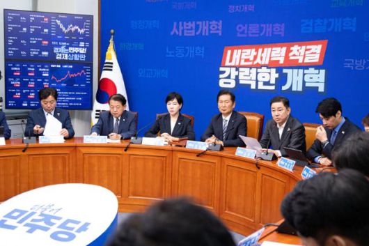 김병기 더불어민주당 원내대표가 4일 서울 여의도 국회에서 열린 최고위원회의에서 모두발언을 하고 있다. 뉴스1