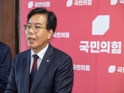 국민의힘 송언석 비상대책위원장 겸 원내대표가 5일 국회에서 이춘석 국회 법제사법위원장이 차명으로 주식에 투자했다는 의혹과 관련한 입장을 밝히고 있다. 연합뉴스