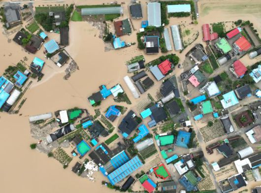 지난달 17일 충남 예산군 삽교읍 용동3리 일대 마을이 폭우로 침수돼 있다. 연합뉴스