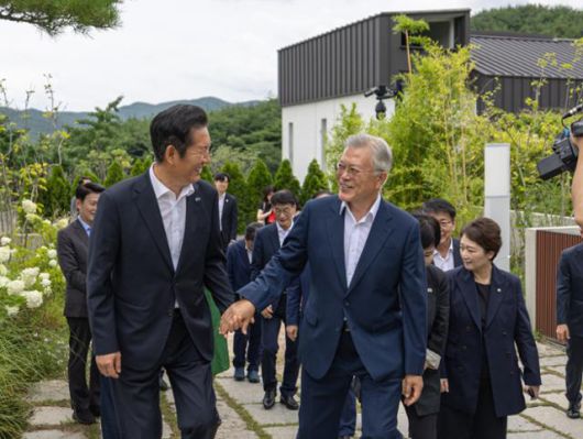 정청래(왼쪽) 더불어민주당 대표가 7일 경남 양산시 하북면 평산마을 문재인 전 대통령 사저를 예방해 문 전 대통령과 대화하고 있다. 더불어민주당 제공