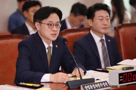 김정관 산업통상자원부 장관이 6일 서울 여의도 국회에서 열린 산업통상자원중소벤처기업위원회 전체회의에서 의원 질의에 답하고 있다. 뉴시스