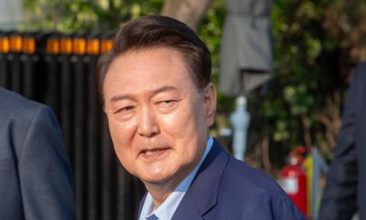 윤석열 전 대통령 측이 7일 체포영장 집행을 시도한 특별검사팀을 향해 모든 불법행위에 대한 책임을 묻겠다고 나섰다. 사진은 윤 전 대통령이 헌법재판소 파면 결정 후 일주일 만인 4월 11일 오후 서울 용산구 한남동 대통령 관저를 떠나며 지지자들에게 손을 흔들어 인사하고 있는 모습. 정다빈 기자