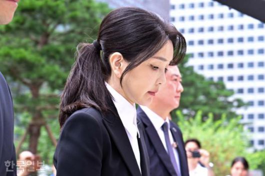 도이치모터스 주가 조작·공천 개입·건진법사 청탁 등 의혹을 받는 김건희 여사가 소환조사를 위해 6일 서울 종로구 민중기 특별검사팀 사무실로 들어서고 있다. 전현직 영부인이 피의자 신분으로 수사기관에 공개 출석하는 건 이번이 처음이다. 강예진 기자