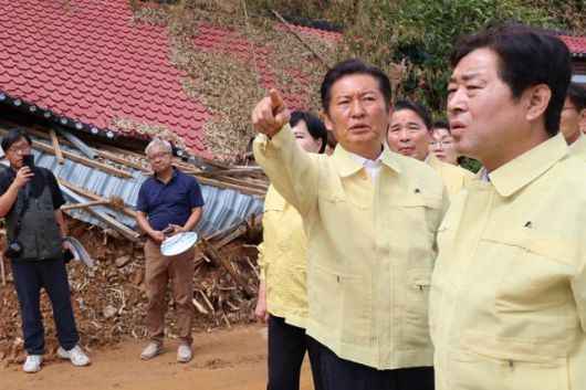 정청래(가운데) 더불어민주당 대표가 7일 경남 합천군 삼가면의 수해 지역인 송곡마을을 찾아 산사태 피해 주택 등을 살펴보고 있다. 연합뉴스