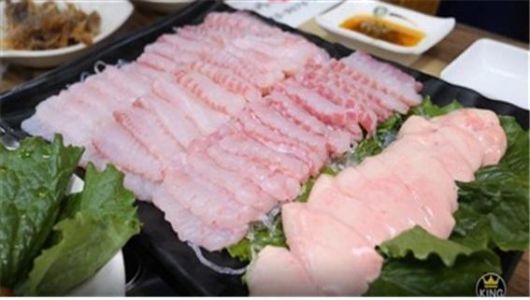 대청도 홍어회. 홍어정식을 시키면 회, 튀김, 애탕, 무침을 한꺼번에 즐길 수 있다. 인천시 제공