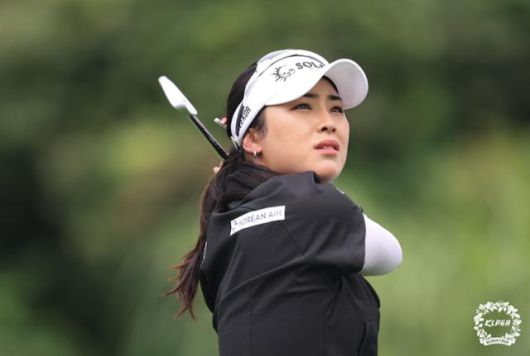 윤이나가 2라운드 17번 홀에서 아이언샷을 하고 있다. LPGA 제공