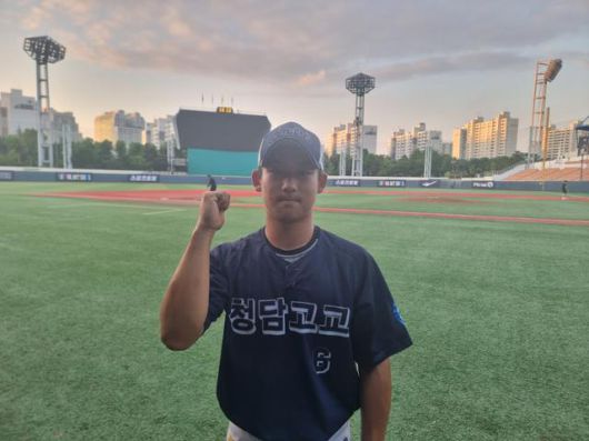 청담고 외야수 신희주가 9일 서울 목동구장에서 열린 제53회 봉황대기 전국고교야구대회 한광BC와 경기를 마친 뒤 포즈를 취하고 있다. 김지섭 기자