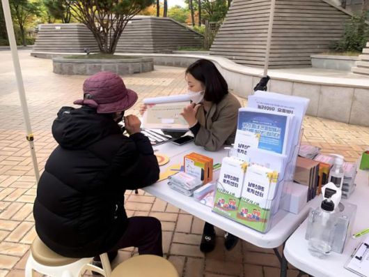 김희라씨가 현역 사회복지사로 일했던 2020년 10월 지역사회 주민을 만나 복지제도에 대해 설명하고 있다. 김희라씨 제공