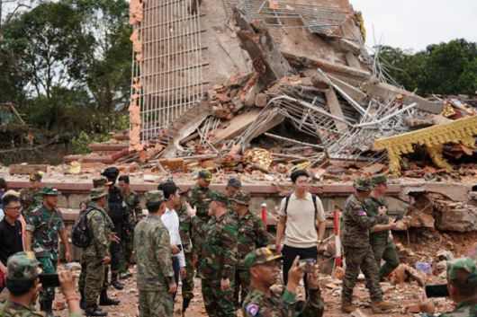 미국과 중국 등 13개국 외교관과 군 관계자들이 지난달 30일 태국 국경지역인 캄보디아 안세스에 위치한 탑을 살펴보고 있다. 이 탑은 지난달 24일 양국 간 교전으로 무너져 내렸다. 안세스=AP 연합뉴스
