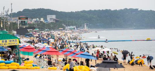 9일 충남 보령시 대천해수욕장을 찾은 피서객이 물놀이를 즐기고 있다. 연합뉴스