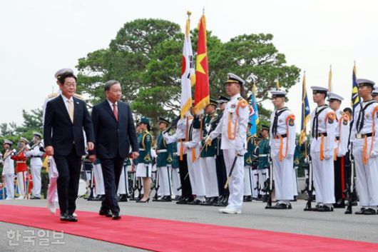 이재명 대통령이 11일 서울 용산 대통령실 청사에서 국빈 방한한 또 럼 베트남 당 서기장과 의장대를 사열하고 있다. 왕태석 선임기자