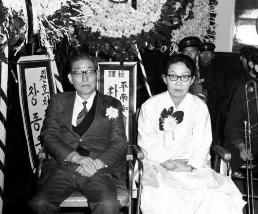 강우규 순국 52주기인 1972년 11월 29일 서울 신문회관에서 열린 추모식에 손녀 강영재(오른쪽)씨가 앉아 있다. 강씨는 조부의 유언대로 이화여고를 졸업한 후 교사로 일했다. 강씨는 1985년 사망했다. 정부기록사진집