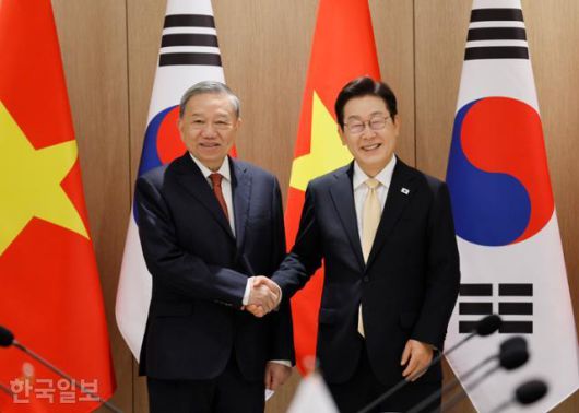 이재명 대통령과 또 럼 베트남 당서기장이 11일 서울 용산 대통령실에서 열린 정상회담에서 악수를 하고 있다. 왕태석 선임기자