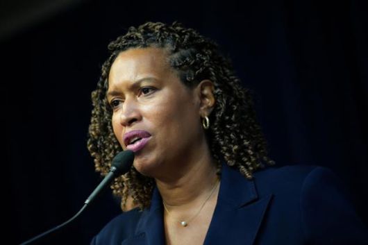 뮤리얼 바우저 미국 워싱턴DC 시장이 11일 도널드 트럼프 미 대통령이 연방정부의 워싱턴 시경찰 직접 통제 계획을 발표한 뒤 미 워싱턴 윌슨빌딩에서 기자회견을 하고 있다. 워싱턴=AFP 연합뉴스