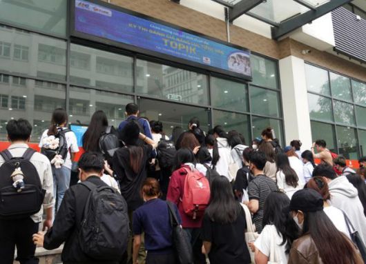 지난 5월 베트남 하노이 다이남대 한국어능력시험(TOPIK·토픽) 시험장에서 응시자들이 고사장으로 입실하고 있다. 하노이=허경주 특파원