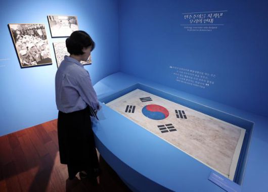 8일 서울 종로구 대한민국역사박물관에서 열린 광복 80주년 기념 특별전 '태극기, 함께해 온 나날들' 전시장에 박관현 열사의 관을 덮은 '박관현 태극기'가 전시돼 있다. 뉴스1