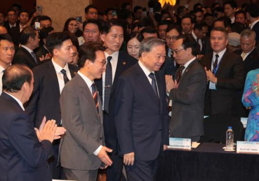 김민석 국무총리가 12일 서울 중구 롯데호텔에서 열린 한-베트남 비즈니스 포럼에 또 럼 공산당 서기장과 함께 입장하고 있다. 청사사진기자단