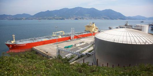 여천NCC의 원료수입기지 전경. 나프타를 선박으로 운반해 원료저장탱크에 보관한 뒤 각 사업장으로 원료를 이송하는 시설이 있는 곳이다. 여천NCC 제공