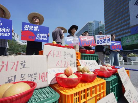 12일 서울 종로구 광화문광장에서 열린 '농업인 기후피해 손해배상 청구소송' 기자회견에서 참가자들이 '기후변화, 농업인 생존의 위기!', '한전이 받아야 할 폭염 청구서 93조 원' 등이 적힌 손팻말을 들고 있다. 기후솔루션 제공